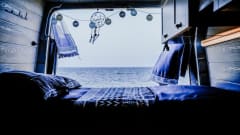 Debie The Van – Zelfbouw Mercedes Sprinter surf bus