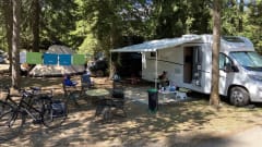 Beautiful family camper with many options!