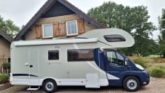 Caravane familiale spacieuse 6 places avec lits superposés, autonome en énergie.