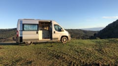 Juan de Jumper – Avontuurlijke zelfbouwcamper te huur