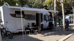 Benimar met queensbed, grote keuken en electrische fietsendrager