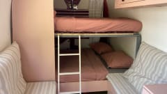 Off-grid campervan met twijfelaar stapelbed!