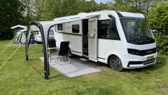 Very new and luxurious 4 person integrated camper Weinsberg CaraCore 650 MEG