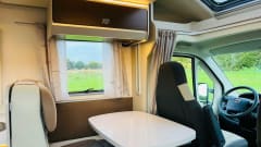 Luxe Camper (5 pers) Lengte- en heftbed L-zithoek