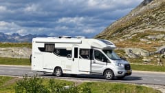 De Comfort Cruiser – 4p Benimar Tessoro 497 T QUEENS BED + LIFT BED AUT.