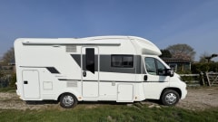 Ruimtewonder – Spacious 4p Adria Mobil semi-integrated from 2020