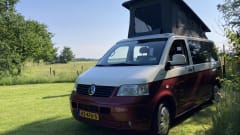 Guus (dan denk je aan brabant) – Red and white Volkswagen T5