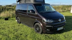 Aubergine Dream Machine – Newly Converted T5 Campervan 4 berth