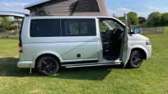 Dora the Explorer – VW Transporter Campervan | Sleeps 4 | Pop-Top Adventure Van