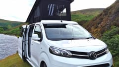Lionel – Immaculate 4 berth Toyota van from 2017 - single and ready to mingle!