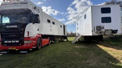 9 persoons trailer/camper  – Camper molto spazioso da 8 a 9 persone. 
