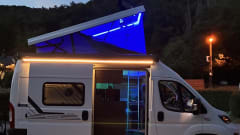 4 slaapplaatsen – Campervan met pop up dak van 2026