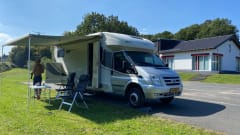 Very spacious LMC Camper with fully automatic hydraulics level system