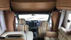 Keurig nette en ruime 6-persoons Chausson uit 2006 met Ford onderstel. 