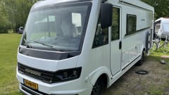 Very new and luxurious 4 person integrated camper Weinsberg CaraCore 650 MEG