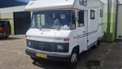 4p Mercedes-Benz alcove uit 1978