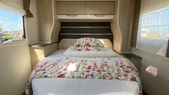 Geniet van ‘Camper Exclusief’ 💃🏻 – Super cool Camper CHAUSSON with Queen size bed.