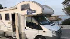 Freedom in the self-sufficient and spacious alcove mobile home