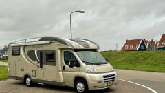 5p Bürstner With single beds and electric fold-down bed