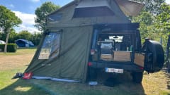 m.edventure –  Jeep cool avec tente de toit (4+1) 🦅 | Aventure en famille et voyages hors réseau
