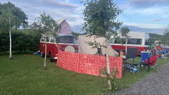 Ruby Tuesday  – Volkswagen Campervan mit 4 Schlafplätzen plus Rundzelt mit 4 Schlafplätzen 