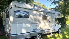 Met nieuwe navigatie, garage, airco en fietsendrager  – Comfortable family camper: see last minute August