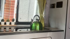 Gino D'Campo – Voici Gino D'Campo, un confortable camping-car Vauxhall Vivaro 2 places de 2006.