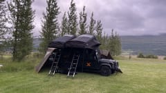 Black Betty – Defender 130 with two rooftop tents