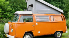 Lady Orange – Volkswagen Camperbus from 1974 (4 pers)