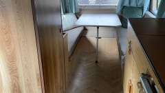 2p Volkswagen campervan uit 1977