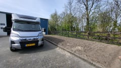 670sl – Camping-car très luxueux avec lit indépendant et beaucoup d'espace pour s'asseoir
