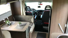 Young, luxurious, spacious, 6p. camper, 20 extra HP, large beds, 2 x air conditioning