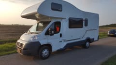 Luxurious spacious 6 person family camper with air conditioning (2x), garage and inventory.