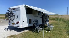 Vrije Vogels – Young luxury Knaus Sky Ti with bicycle carrier + large garage + camera