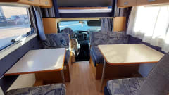 Camping-car Ford spacieux de 2006, 6 places, avec lits superposés.