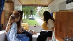 Sky – 2p Ford bus uit 2005