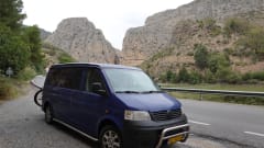 Bommeltje VW T5 met extra ruime leefruimte door verlengde versie. Uniek in de verhuur!  – VW T5 extended version with large lifting roof  