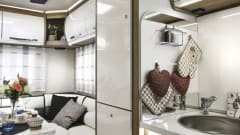 Roller Team 746 - 6 belts/overcab/ – 2023 Roller Team 6 sleeper/rear lounge 