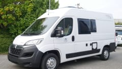 Carado 5.40 meter Buscamper, 2 sleeping - 4 seats.