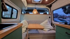 Oos Böske – Oos Böske – Buscamper 2/3-Personen Renault Master (2 x lange Betten!)