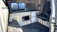 GreyWolf – VW T6.1 Campervan - 4 slaapplaatsen - bouwjaar 2021 - Keuken 