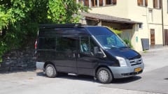 Zweisitziger Ford-Bus aus dem Jahr 2011