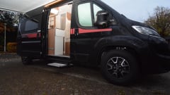 Black Beauty – Luxury Pilote bus camper for 2 persons
