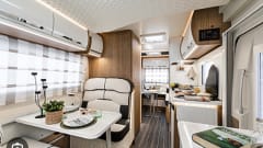Rollerteam 747 del 2021. Camper di lusso a sei posti letto.