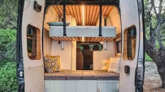 BLACK FOX – Experience the comfort and self-sufficiency of our off-grid campervan