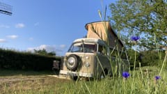 HIPPIECAMP – Retro Volkswagen camper with 4 sleeping places