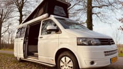 Babs – 4p Volkswagen campervan with roof bed