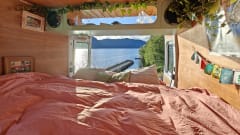 To the 'MOON' and back – Cozy 2p Renault campervan from 2004