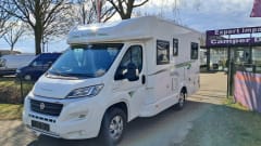 Luxe Etrusco Automaat met enkele bedden/hefbed ,grote garage