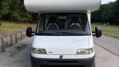 Lovely and practical Dethleffs camper for 2 to 5 people. 